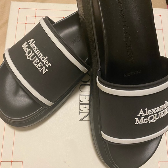 ALEXANDER MCQUEEN
LOGO PRINT SLIDE SANDALS - Picture 3 of 5